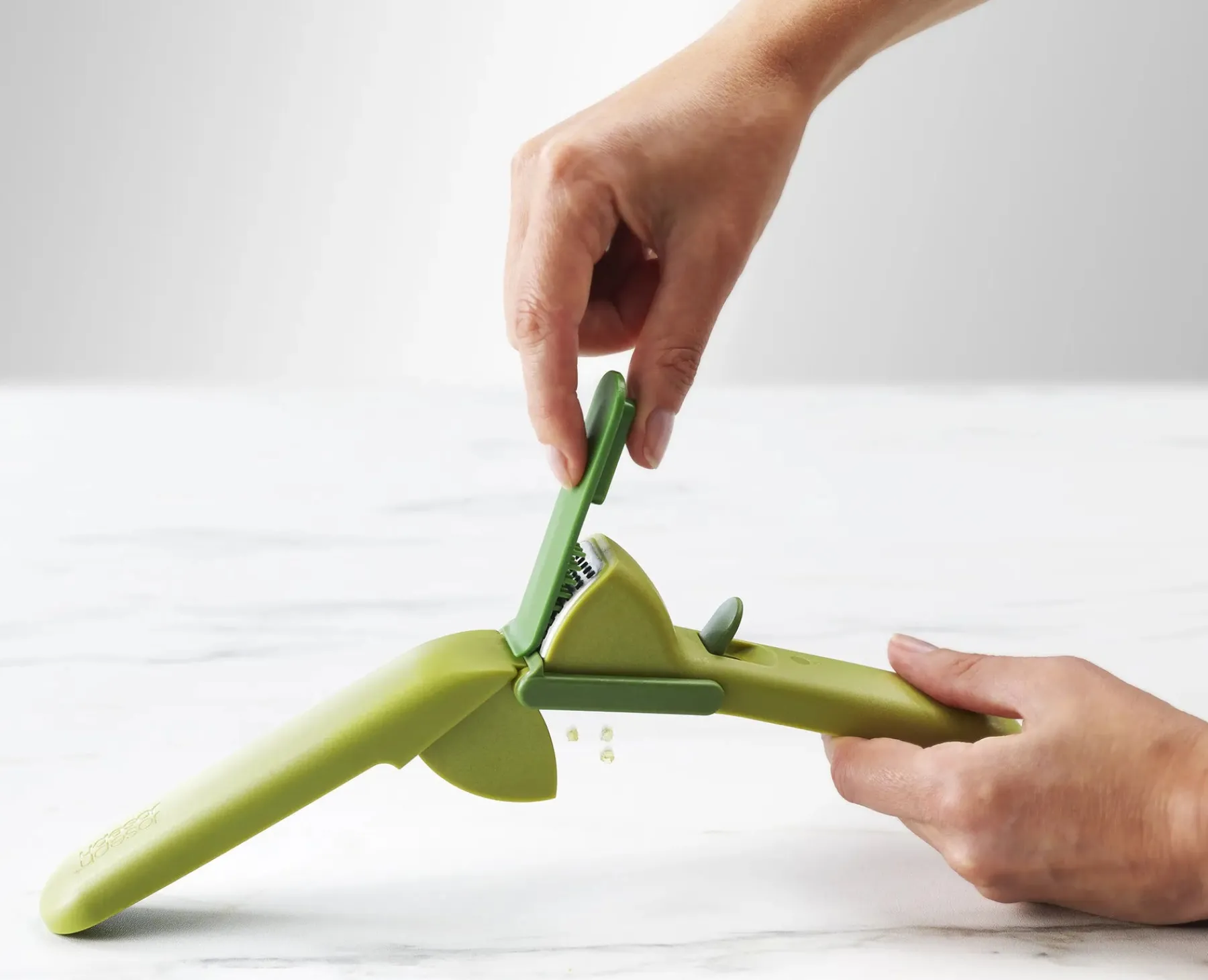 Kitchen Utensils & Gadgets-Joseph Joseph CleanForce™ Garlic Press Green